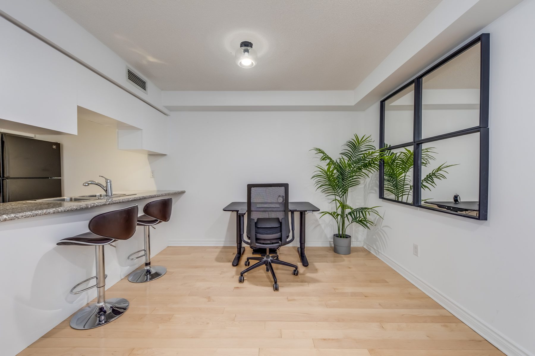 Furnished apartment at 250 Wellington Street